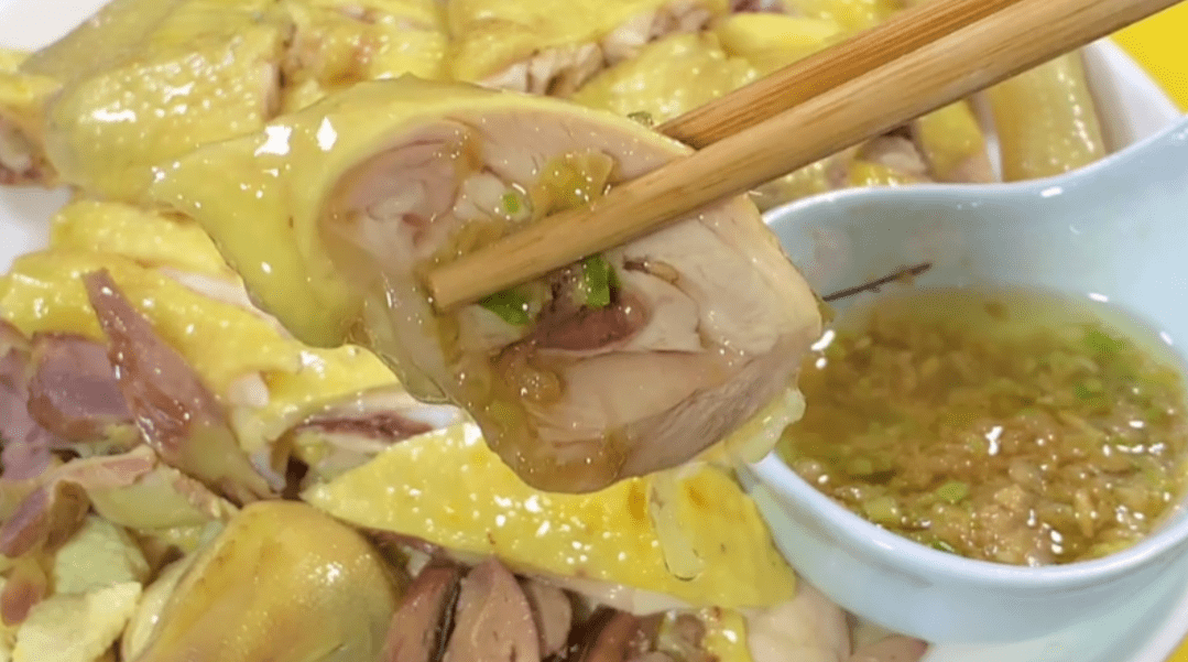 做白斩鸡要掌握所谓的三进三出,做出来肉质鲜香滑嫩,营养好吃_生姜