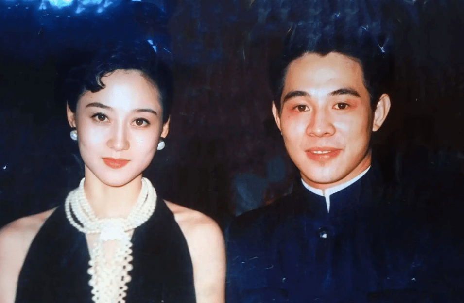 背叛婚姻迎娶利智,李连杰与前妻合影间隔两米,给出的理由你信吗