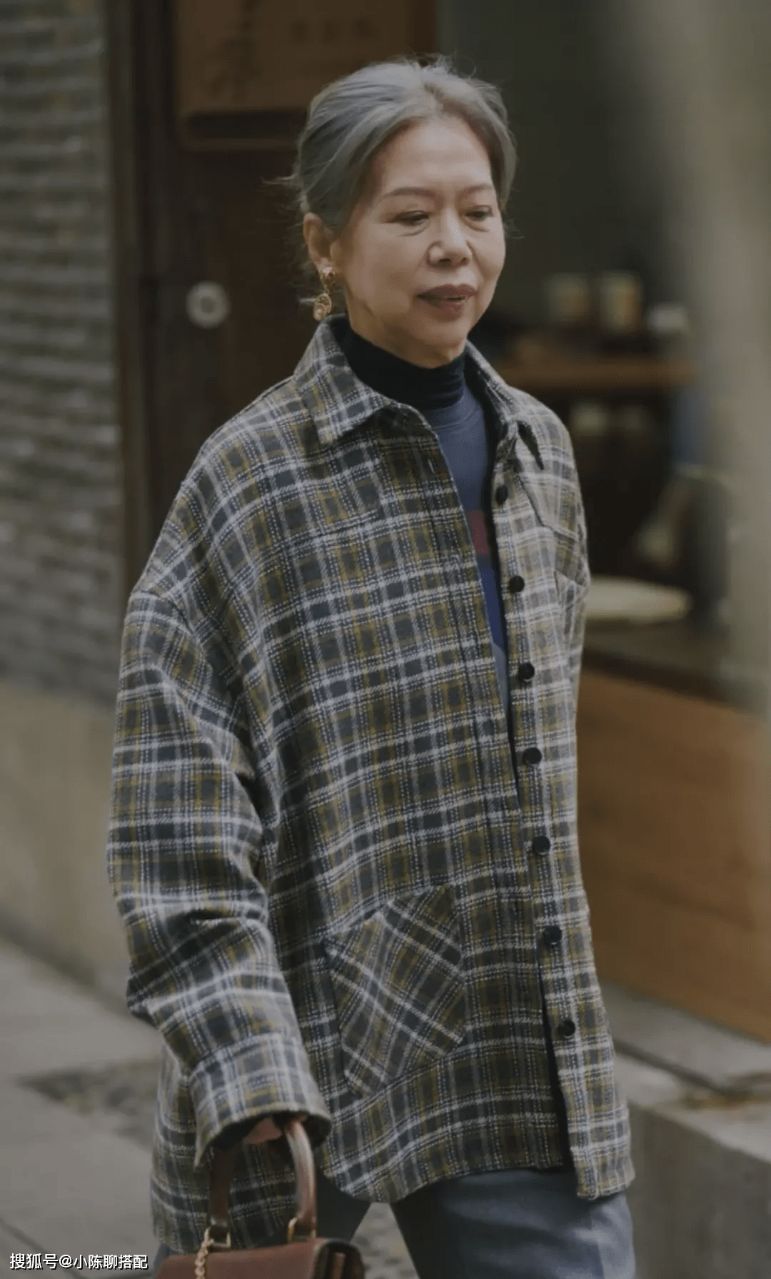 61岁妈妈穿衣简单,白发扎成丸子头,不用装年轻也美得很有韵味_女人
