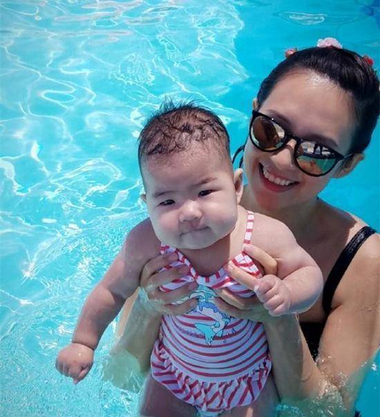 这些本月满一周岁的明星孩子们~貌似章子怡的女儿最有喜感!