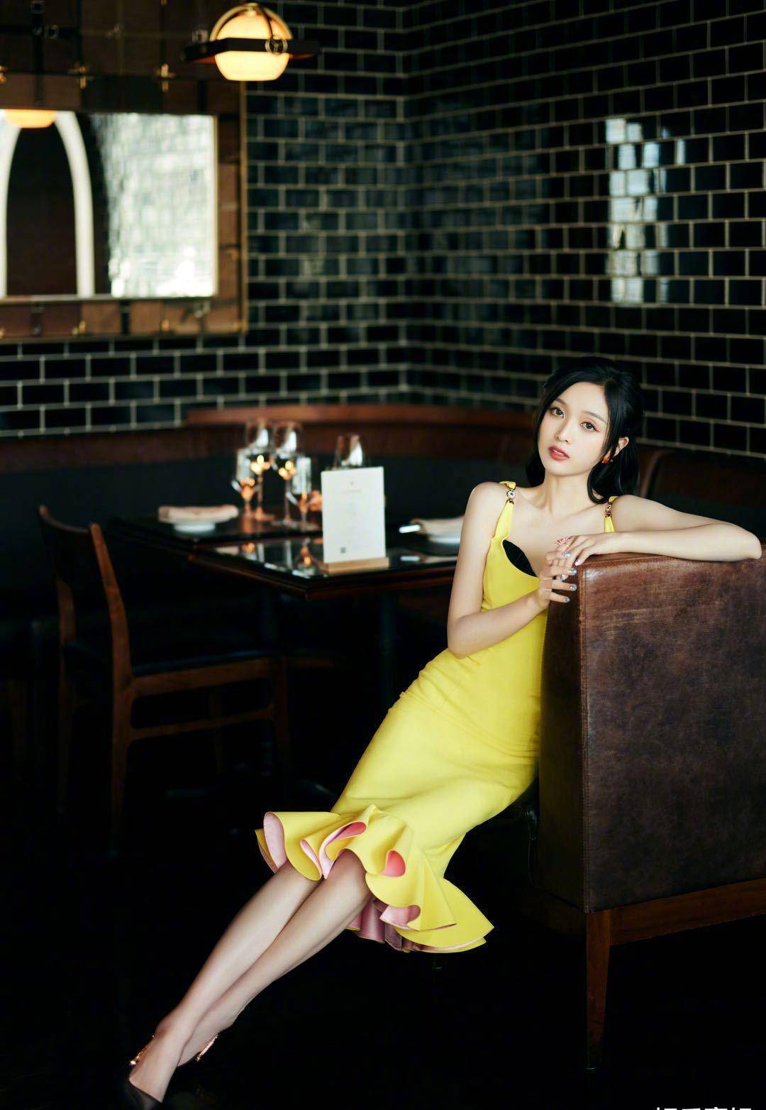 吴宣仪出席活动造型,一袭明黄色连衣裙,修身设计勾勒身材曲线_带着