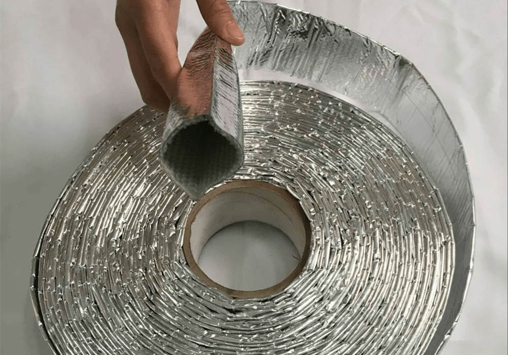 铝箔隔热护套铝箔波纹管隔热护套,由玻璃纤维和铝箔制成,可以任意弯曲