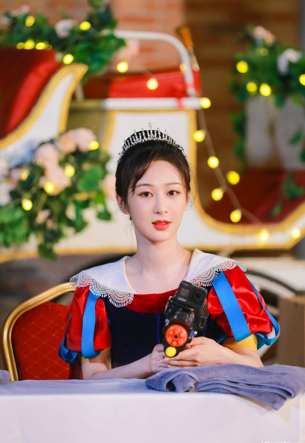 《萌探探探案》杨紫造型,泡泡袖连衣裙,头戴皇冠,俏皮又可爱_白雪公主