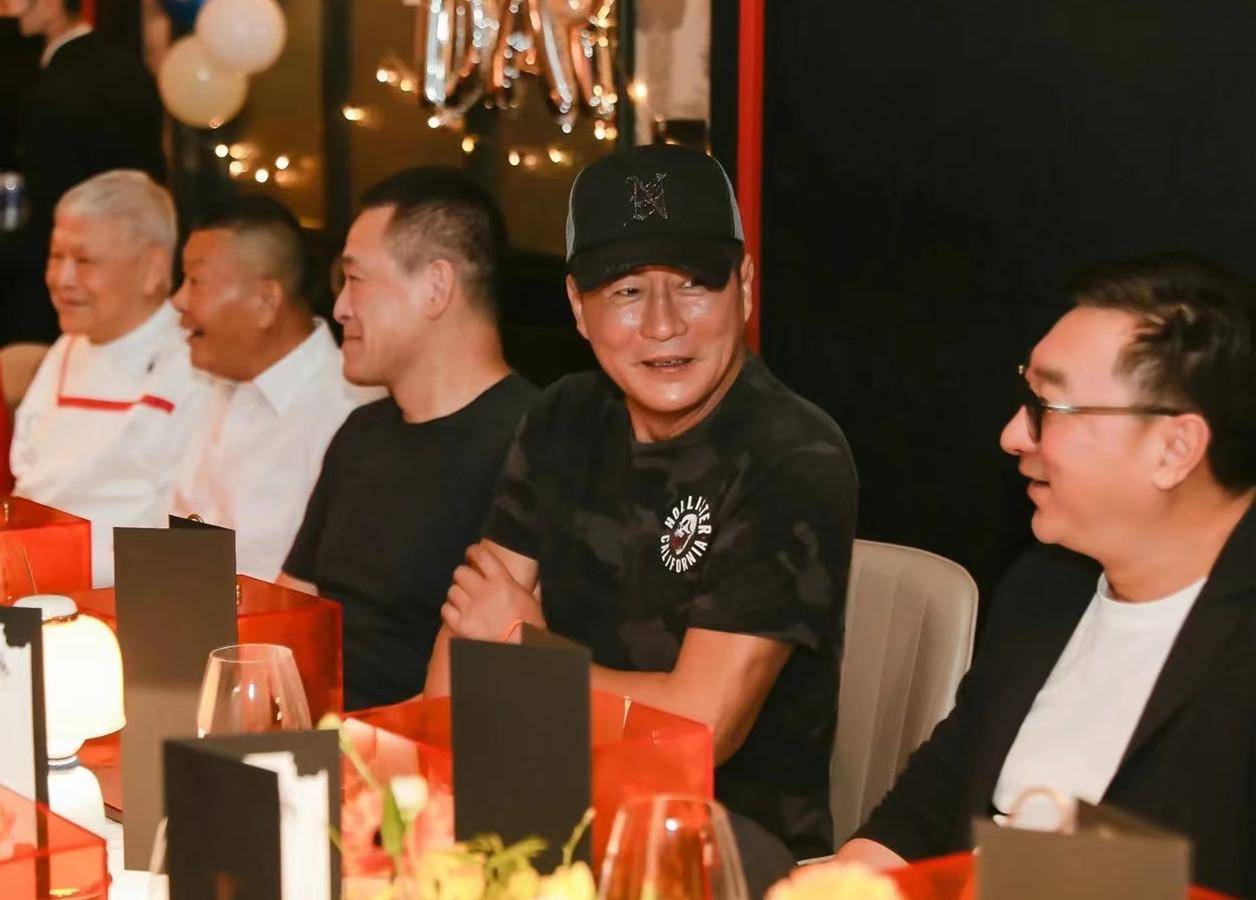 喝到脸红太尽兴,58岁身材仍健硕_高书光_王玲_儿子