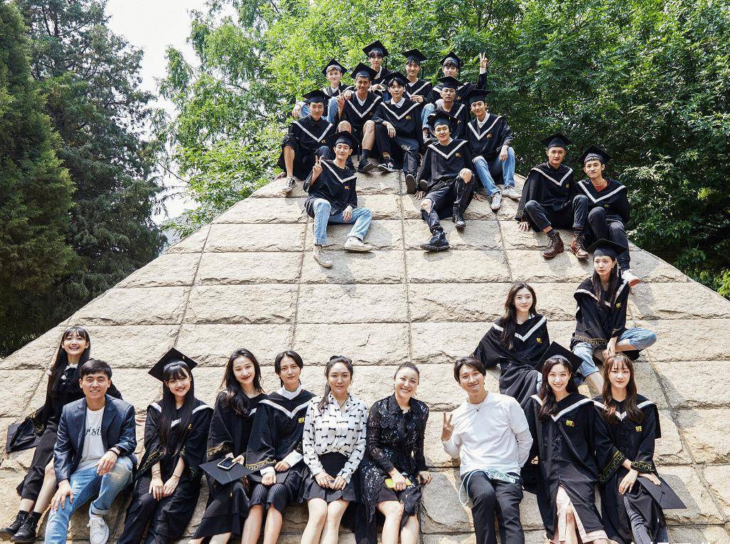 北电明星学子拍毕业照:学士服造型个个都惊艳,堪比大型视觉盛宴