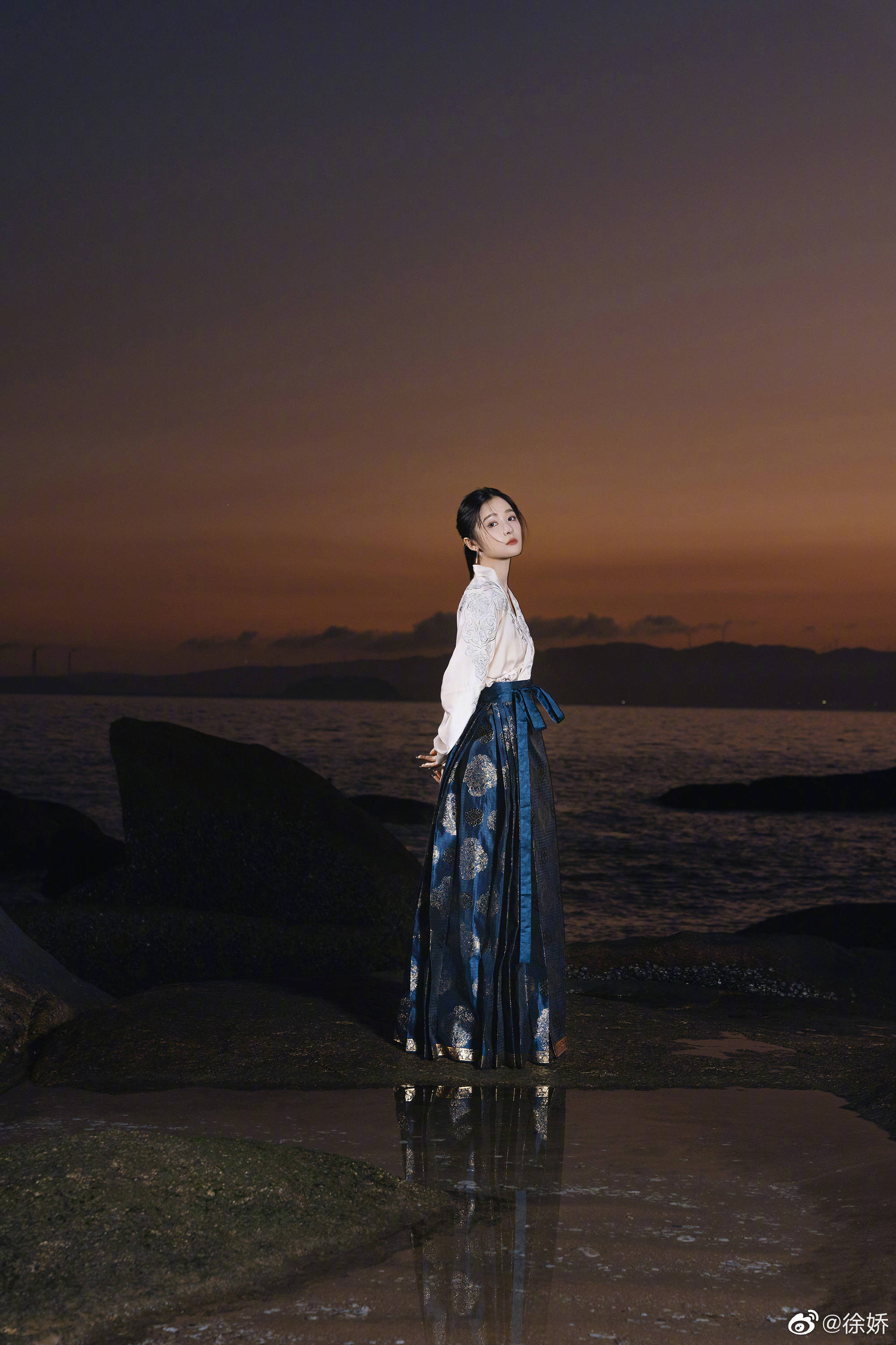 金鸡奖红毯上传统中国服饰,徐娇穿马面裙,娄艺潇穿汉服_迪奥_网友