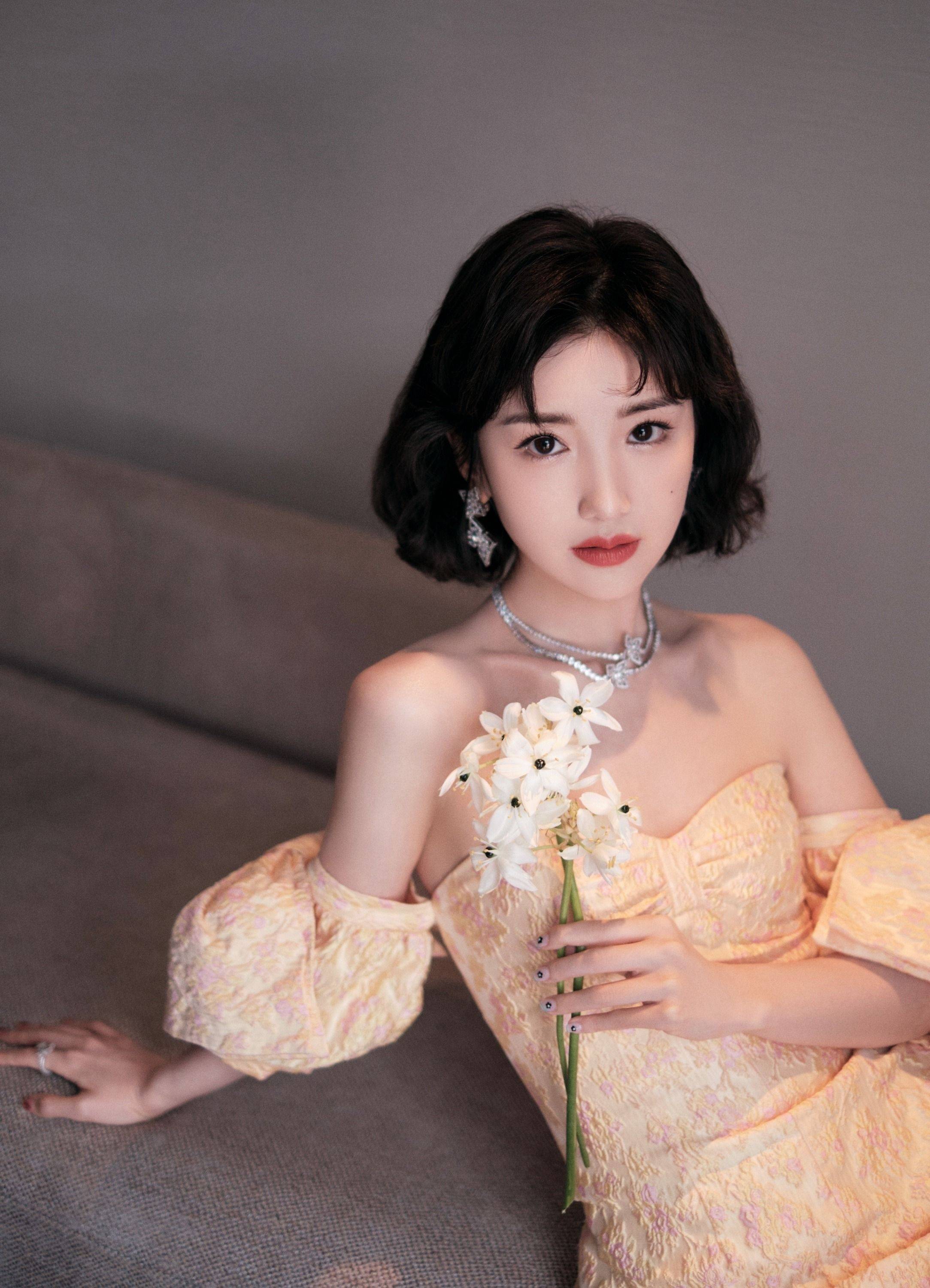 毛晓彤齐胸连衣裙性感写真