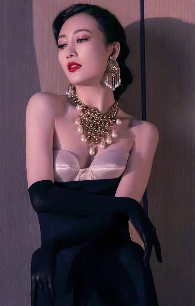 珠光宝气,艳丽四射,王鸥诠释了什么叫做贵族气质!_活动_内衣_明星