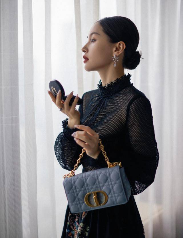 王子文官宣后大方秀恩爱!