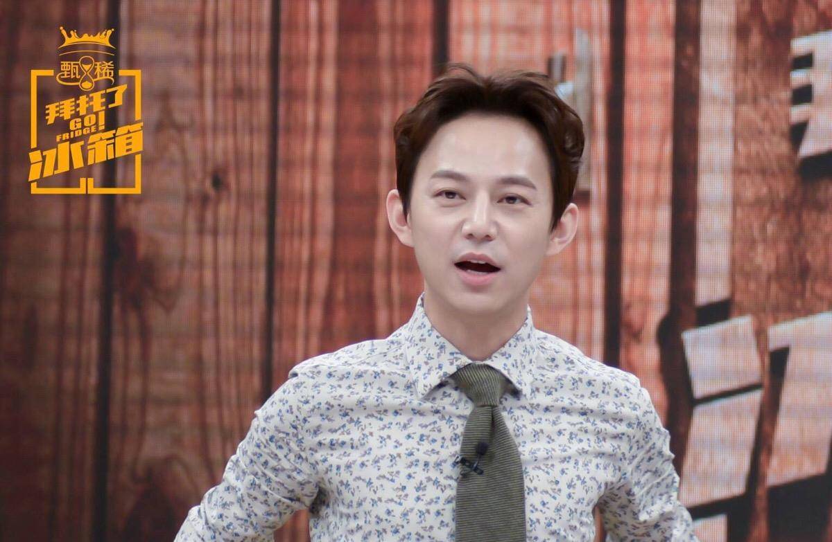 何炅菜市场买菜被拍,与电视上颜值差距太大,简直要认不出了_明星_时候