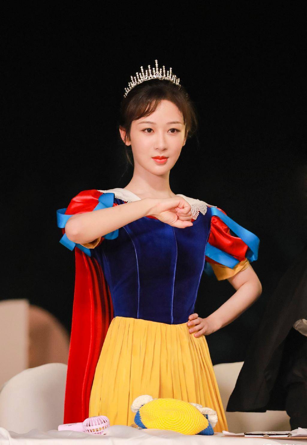 《萌探探探案》杨紫造型,泡泡袖连衣裙,头戴皇冠,俏皮又可爱_白雪公主