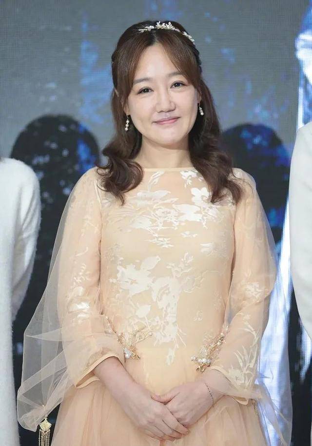 10位中年发福的女星,李嘉欣胖了更贵气,郝蕾脸圆脖子短_李湘_身材