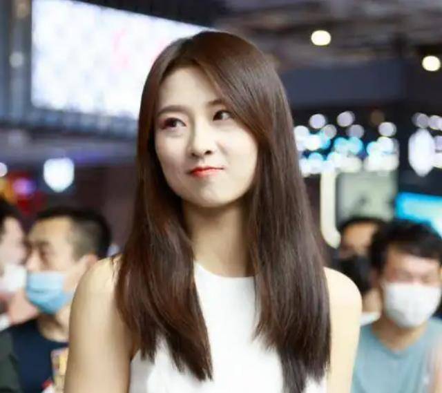 苏宁本名叫栾书宁,一九九六年出生于山东济南,她有着一米七七的身高和