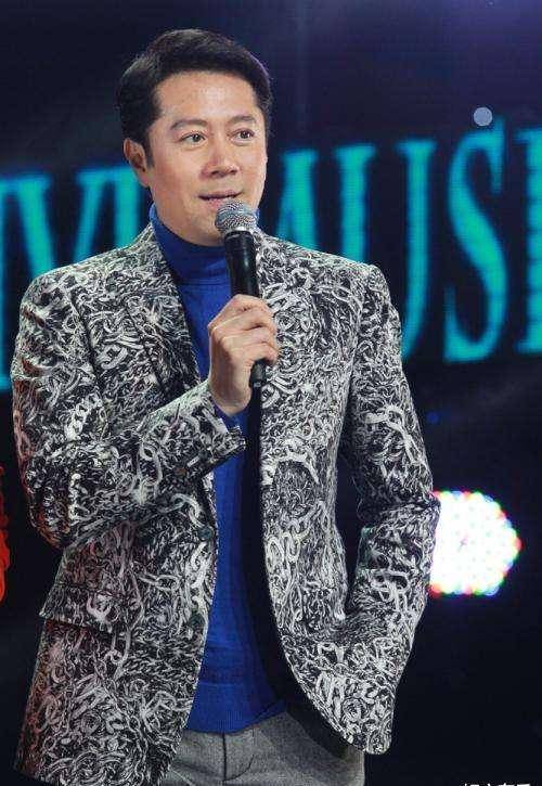 54岁蔡国庆上男团选秀,穿护膝带按摩器参战引热议:成到这地步?