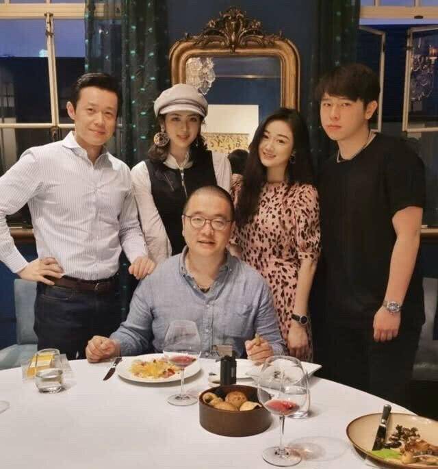 第三个女生也是个赫赫有名的富二代袁九儿,她的爸爸是三胞集团的董事