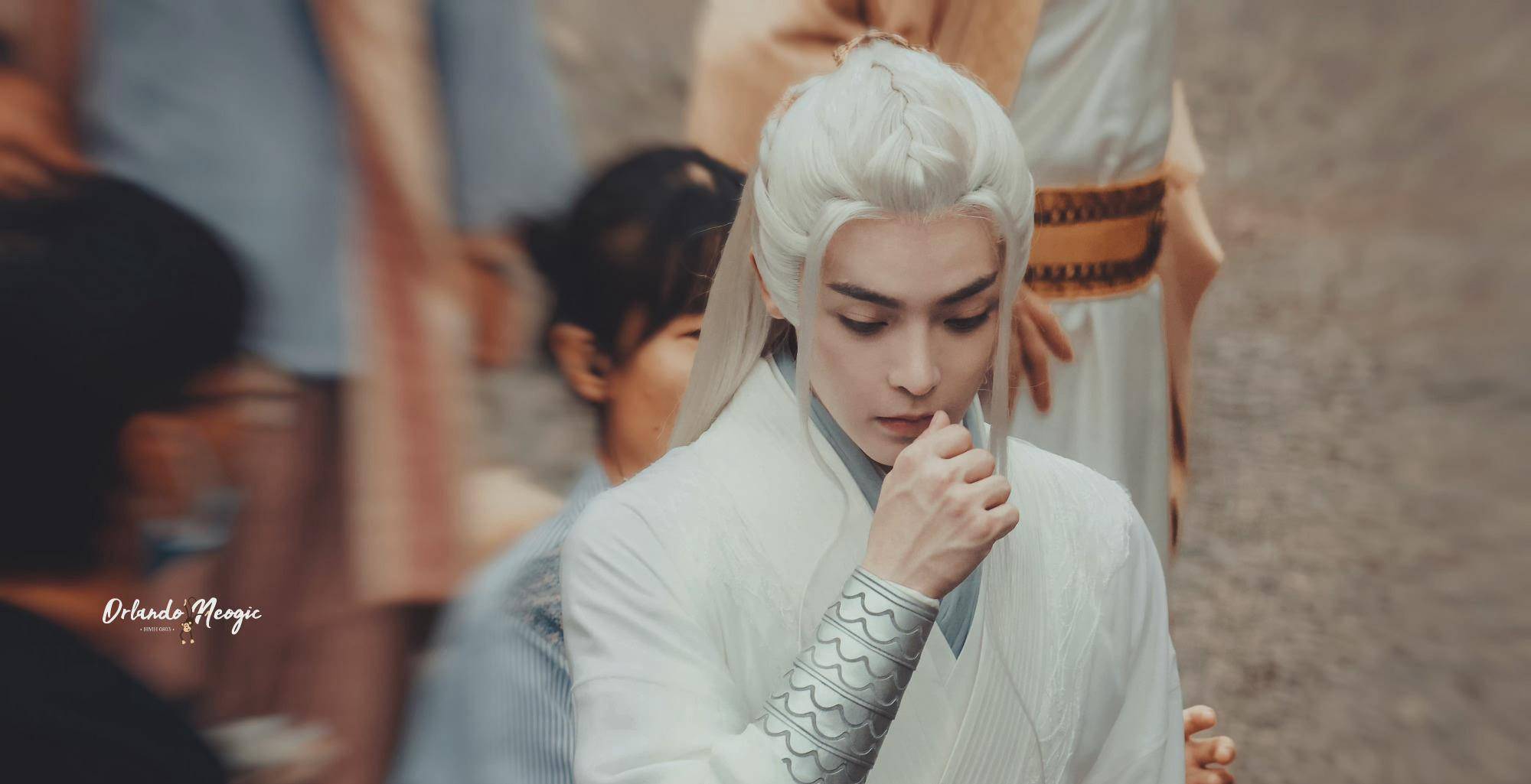 侯明昊《护心》白发造型路透,一袭束腰白衣,仙侠氛