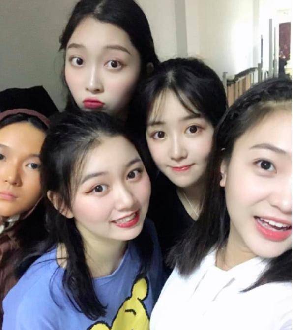 20岁林妙可近照遭吐槽穿衣老气,与高颜值同学合照被抢镜_网友_大学