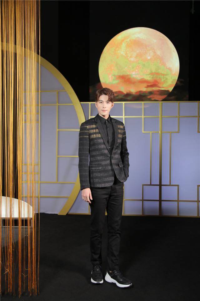 陈学冬录制节目,金色条形码西装优雅奢华,偏分刘海尽显成熟魅力_黑色