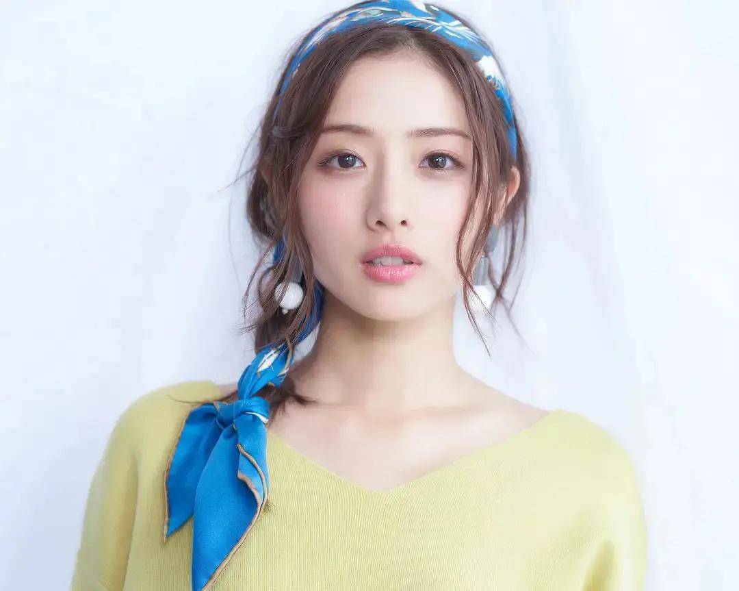 所以石原里美从出生就注定了石原里美的妈妈是创价学会属创价大学的