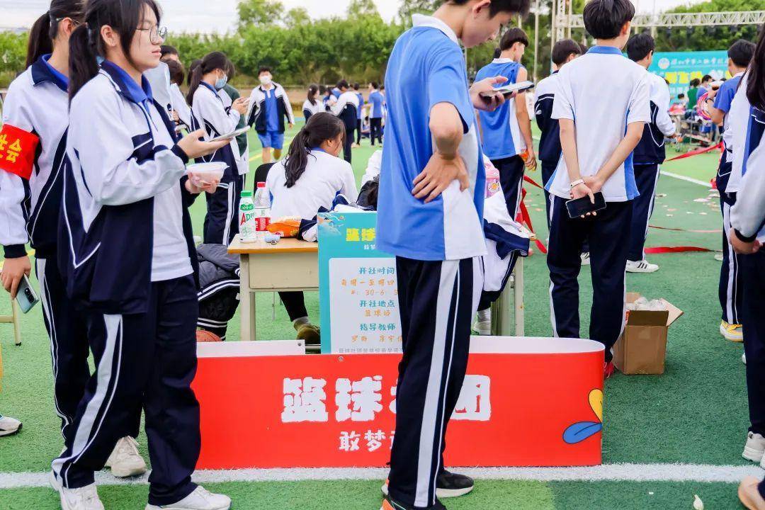 的校服凉爽的秋风里校园中久违的大型嘉年华活动等领导共同参与了这一