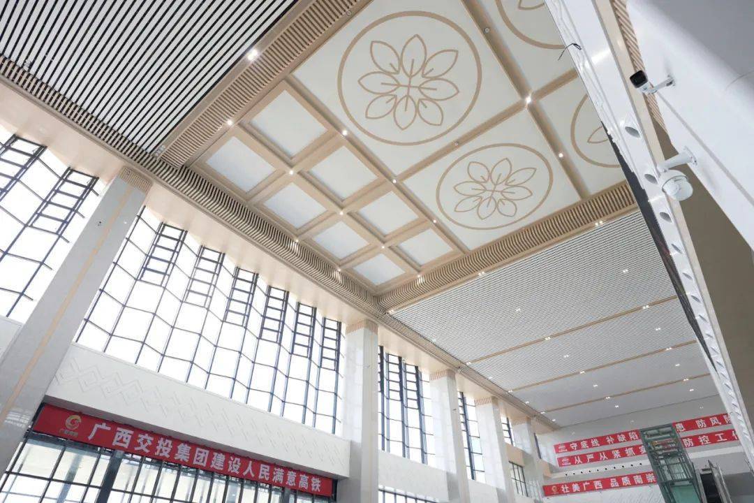 崇左南站站房整体造型稳重,大气,结合了自由灵动的花山岩画形象,取意