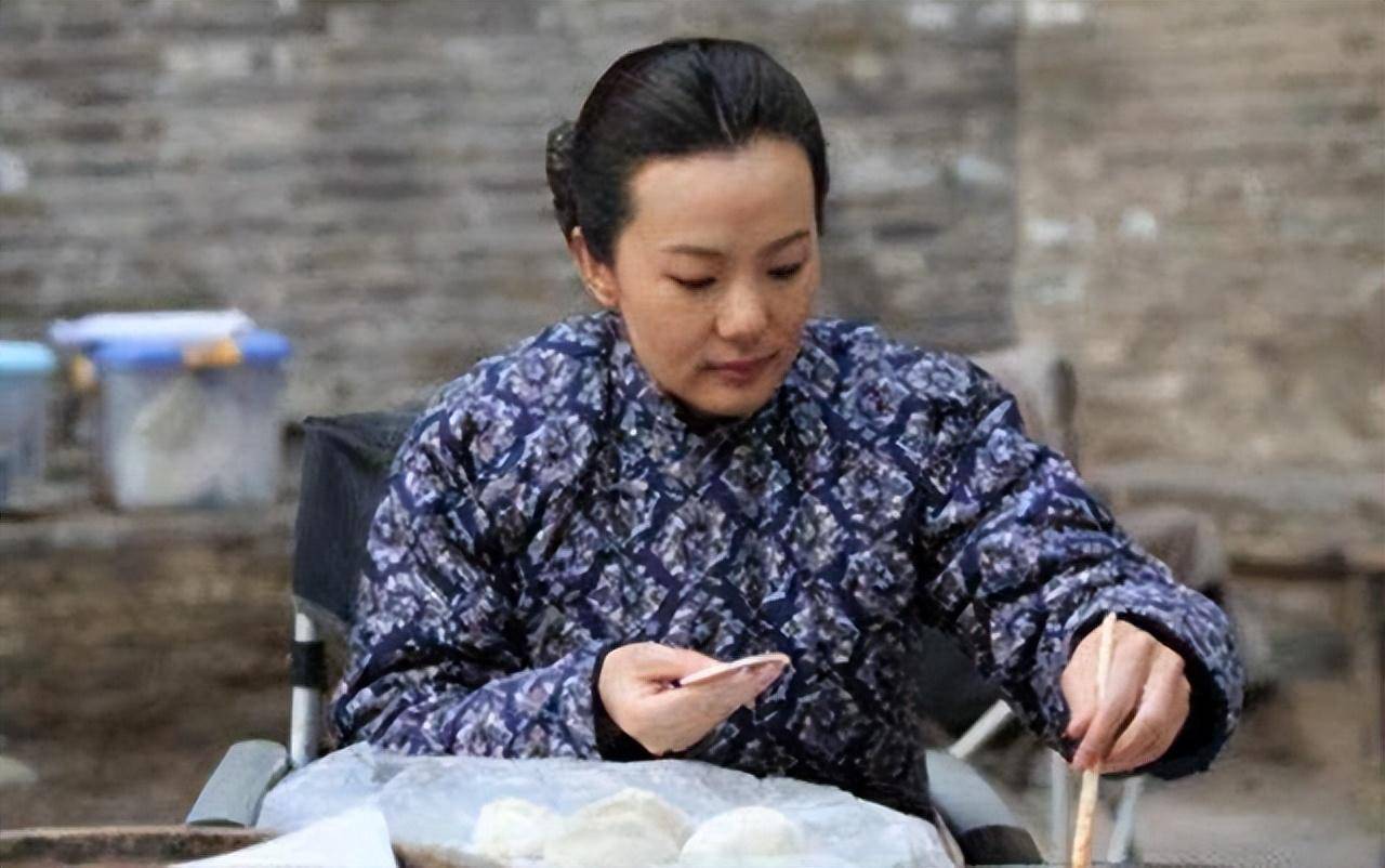 咏梅原名叫森吉德玛,过去在北京对外经济大学借鉴,毕业后到了一家外贸