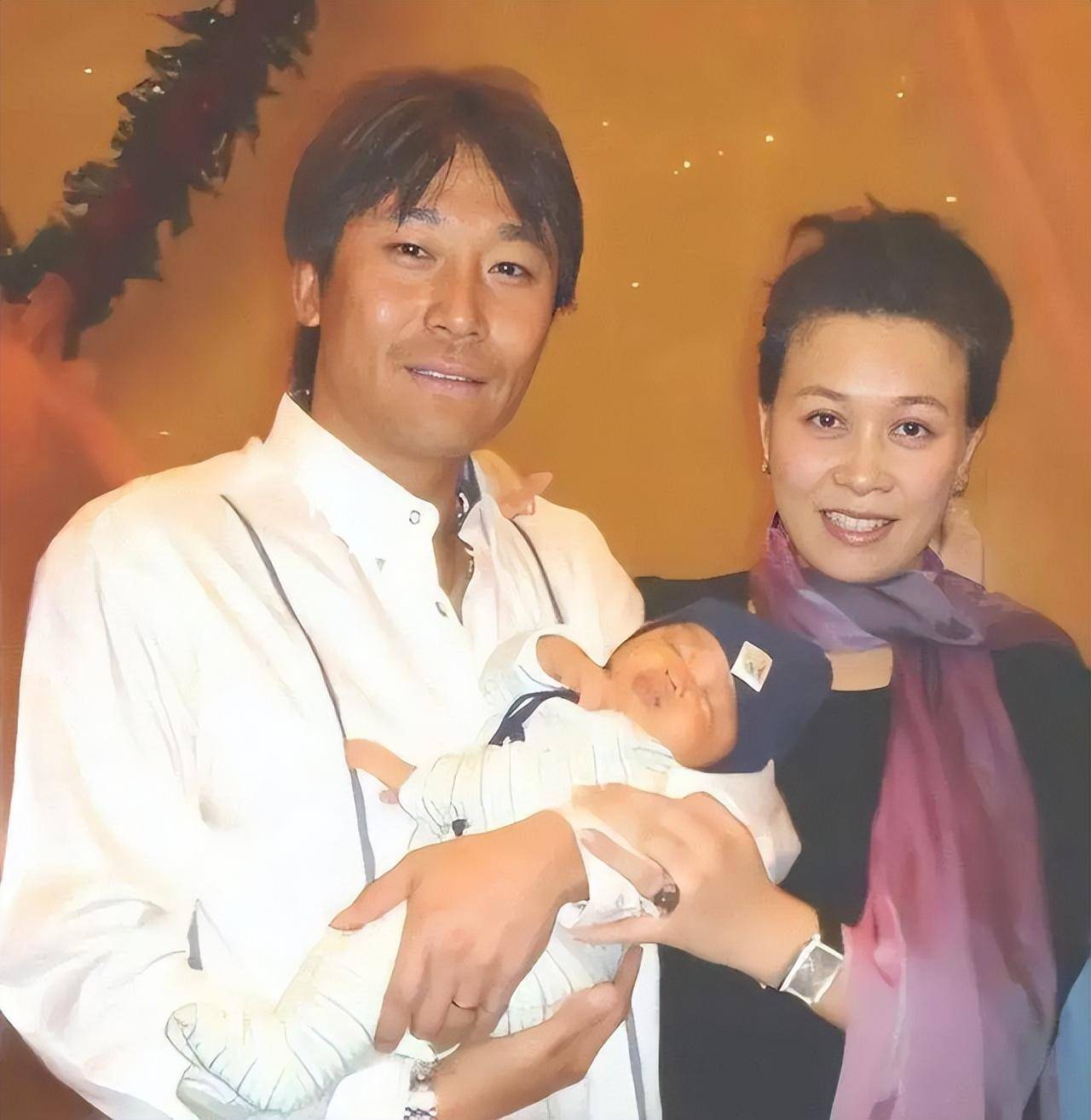 被拍与异性搂搂抱抱,对方比那英年轻许多_孟桐_丈夫_婚姻