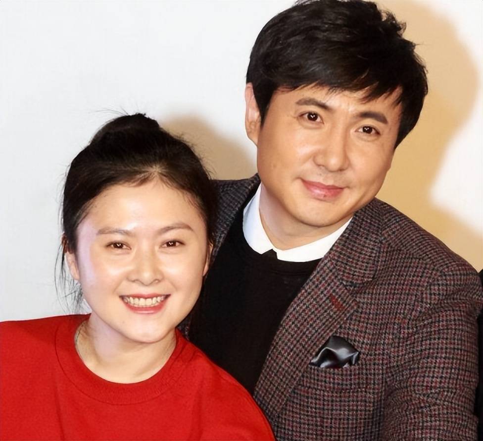 沈腾妻子独自接娃,身材发福酷似贾玲,被赞是最接地气明星夫人_王琦_穿