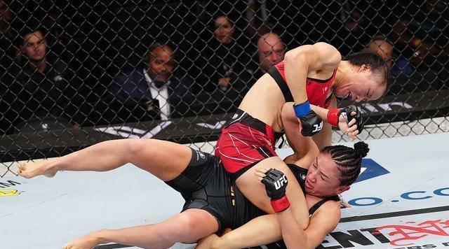 张伟丽霸气出击夺回金腰带,三人并肩成为ufc冠军_卡拉_比赛_罗斯