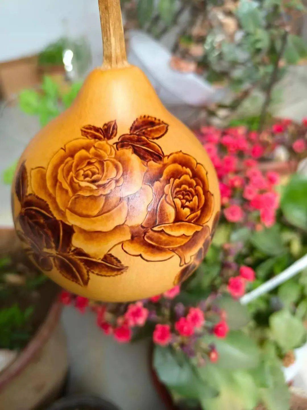 因为葫芦是圆的,不好画底图,而且电烙铁不同于笔,很难把控,"烙画不