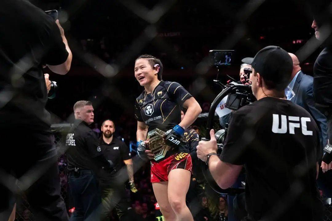 ufc281:张伟丽裸绞降服埃斯帕扎 重夺女子草量级金腰带_选手_回合