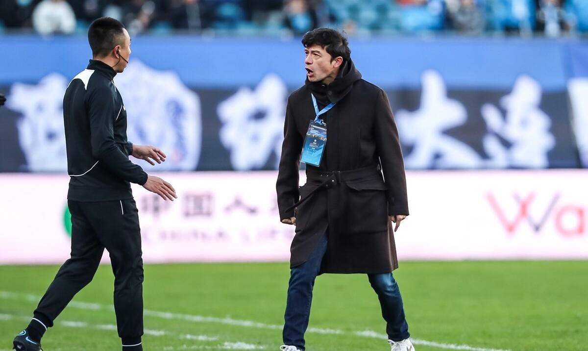 谢辉最新表态引发争议,郑智尴尬,球迷吐槽:葫芦平原被狗欺负_广州队