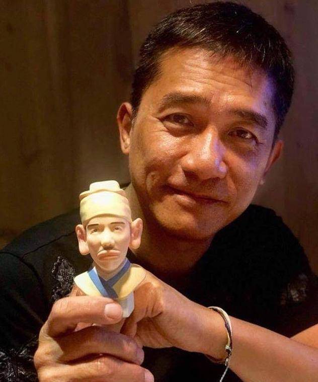 《东成西就》经典"香肠嘴"造型,梁朝伟相隔26年"重现"_欧阳锋_香港