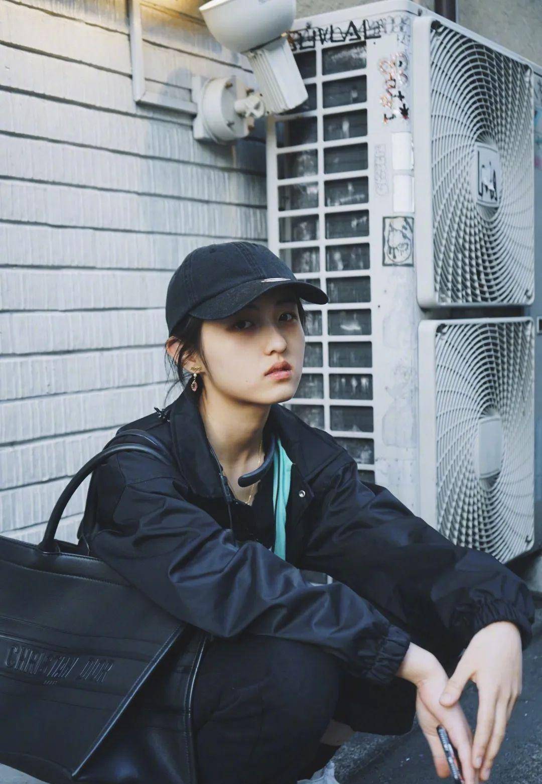 山口百惠虽然也是内双,但是下颌比较方属于方圆型的脸型,子枫妹妹的