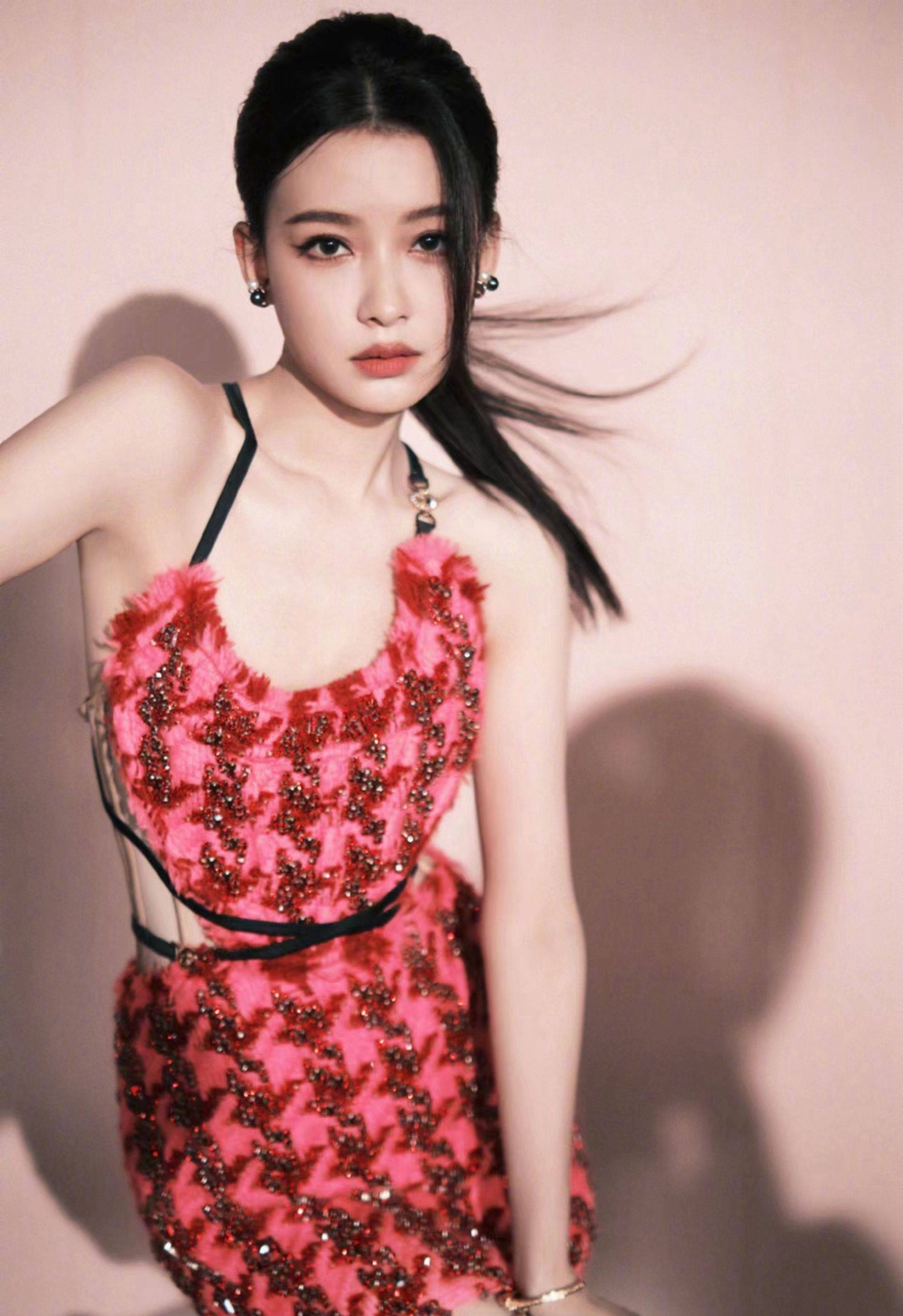 孙怡红色吊带连衣裙长筒靴性感写真