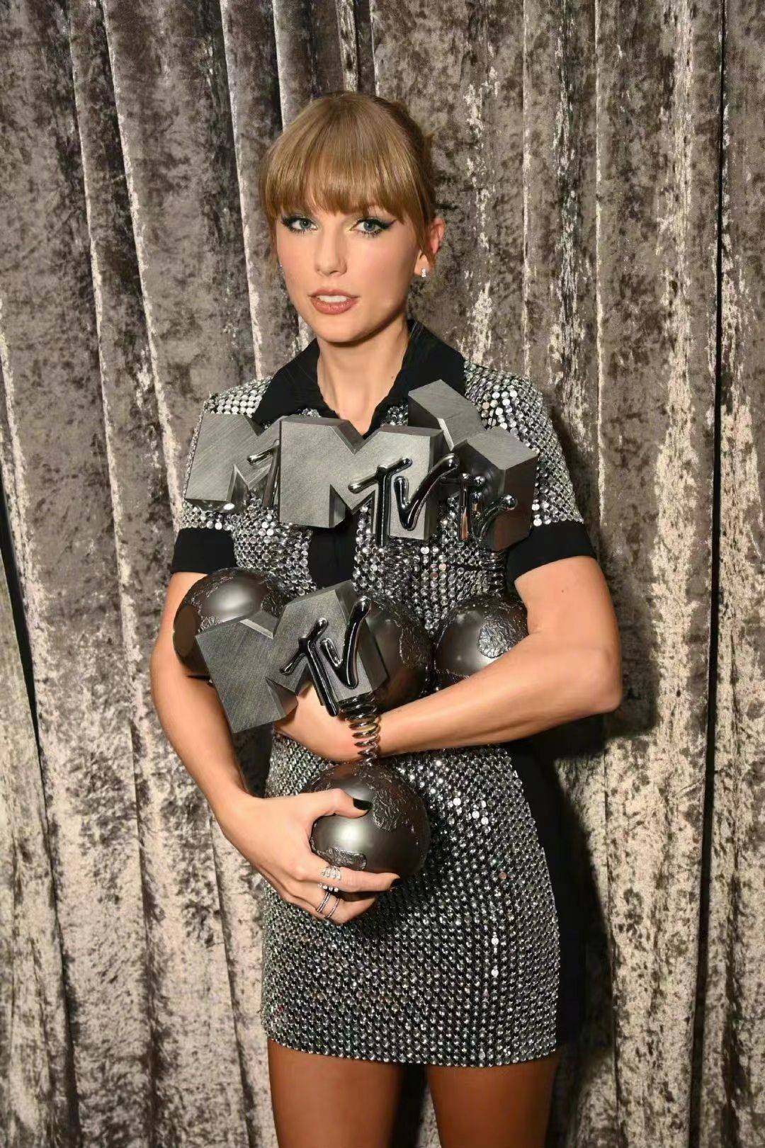 出席音乐盛典,领奖造型备受夸赞_泰勒_身材_裙装