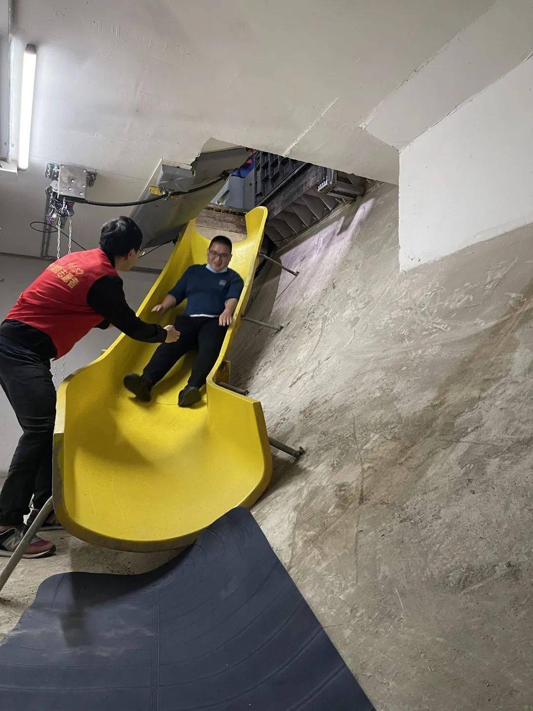 体验人员打开逃生盖板进入滑梯,进入隔离烟室,穿过一扇隔烟门来到逃生