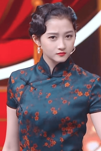 baby与关晓彤同穿旗袍,有谁注意她们的站姿?