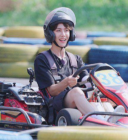 明星玩卡丁车,王一博肉眼可见的开心,看到华晨宇:太皮了!