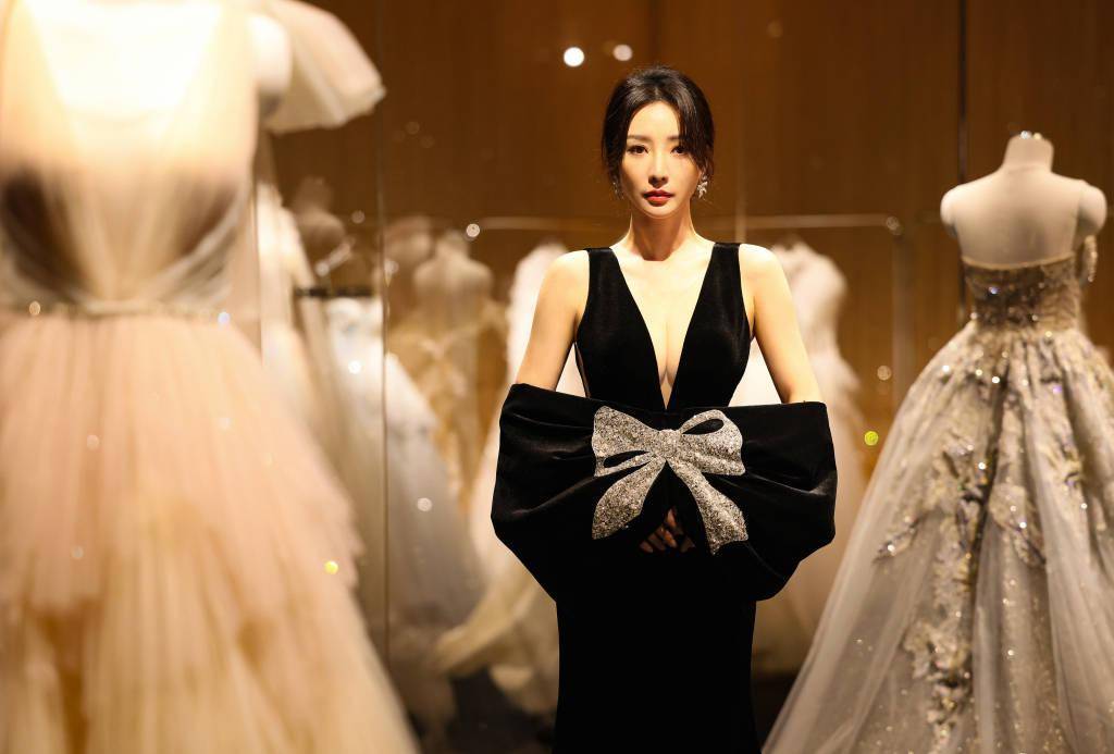 柳岩金鸡奖闭幕红毯造型写真 深v礼服秀事业线腰间蝴蝶结吸睛