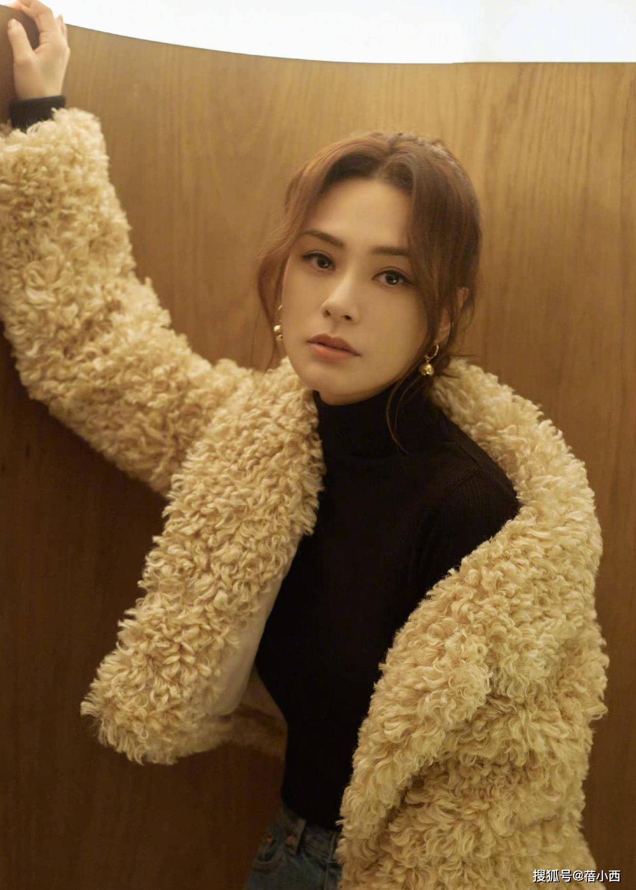 阿娇瘦了后颜值爆表,穿羊羔毛外套配牛仔裤像个大学生,身材太好_气质