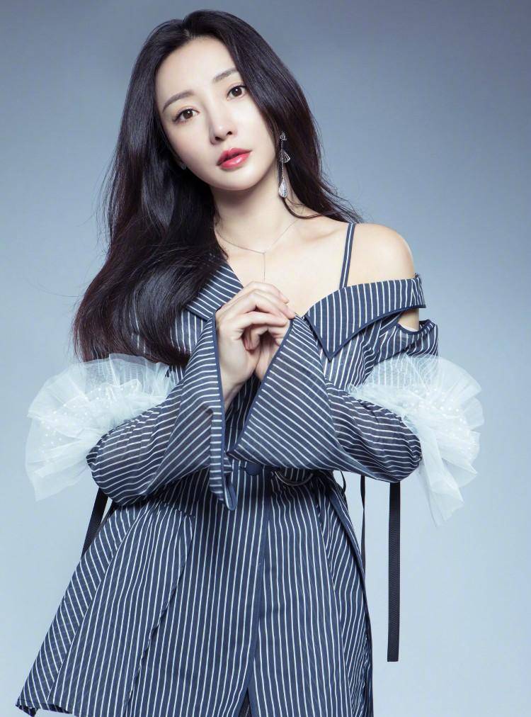 从主持人到演员,撕不掉时尚的标签,同时也成就了柳岩_大鹏_身材_好友