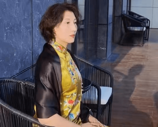 女排"大鸟"王丽娜:退役当老板,身材发福认不出,左臂刺满纹身_一代