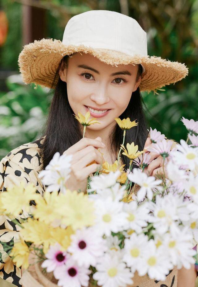 被张柏芝新造型惊艳了,穿印花衬衫戴草帽,嫩回19岁