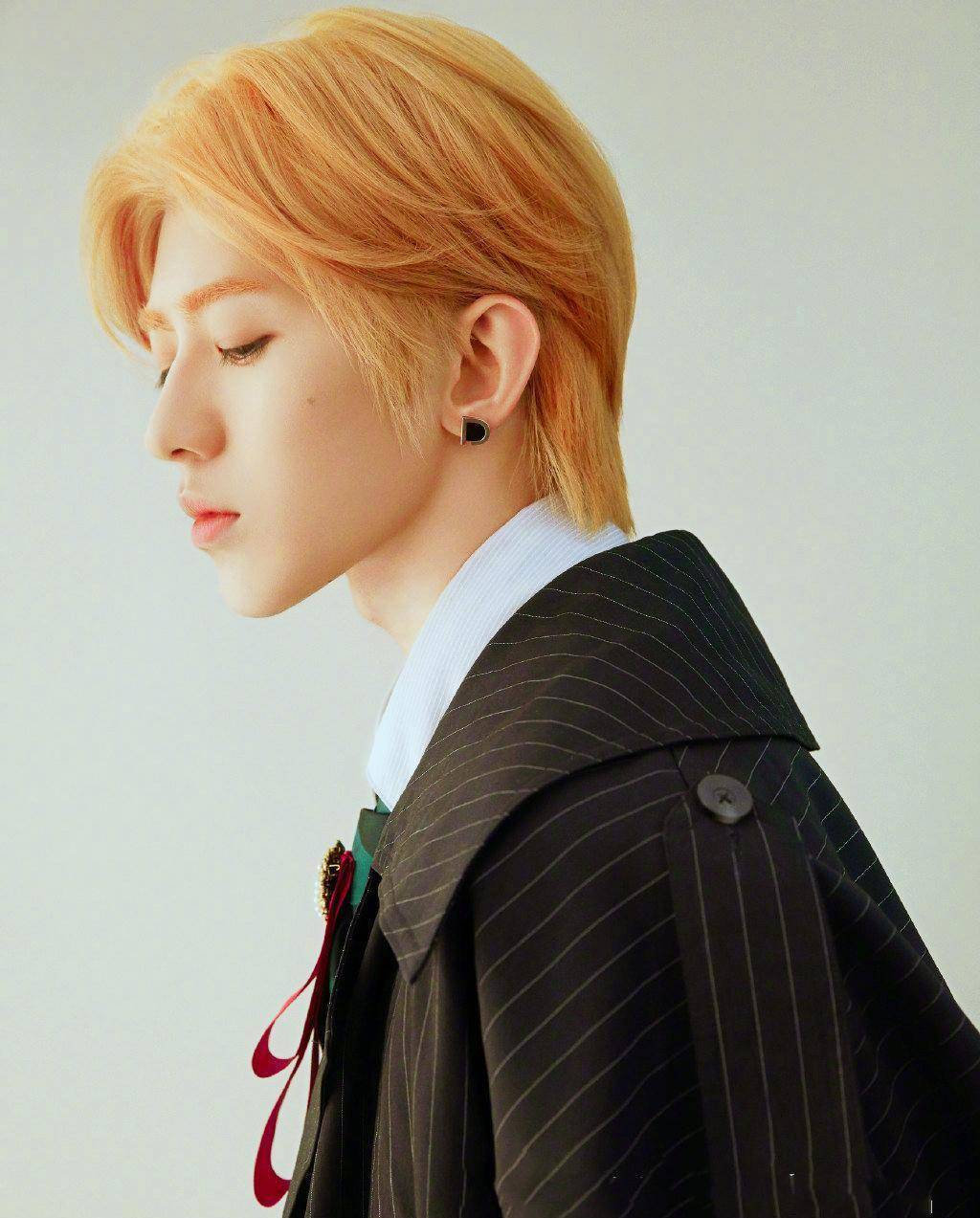 蔡徐坤向她表白?为何他与lisa频频出现新闻?_青春_节目_偶像