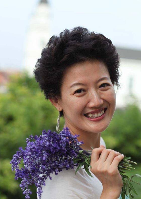 至今未婚的4位大龄女主持人,有人爱情净如白纸,有人热衷当红娘_李梓萌