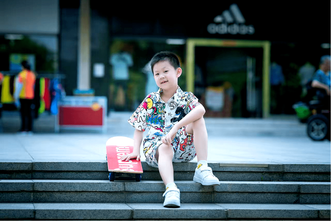 每个周一,注视着飘扬的五星红旗,振奋在我们心中回转!