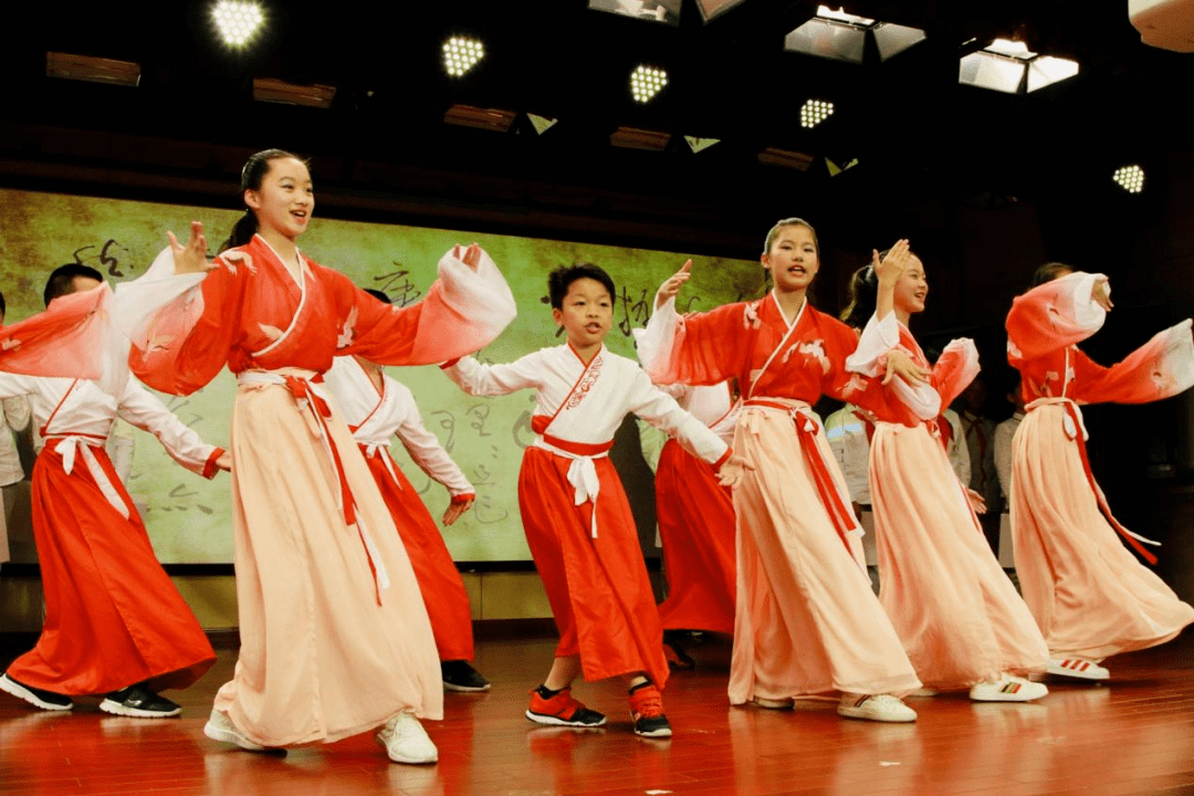 彭浦四中灵动的校园是师生幸福的家园又到学期结束,施佩校长的办公桌