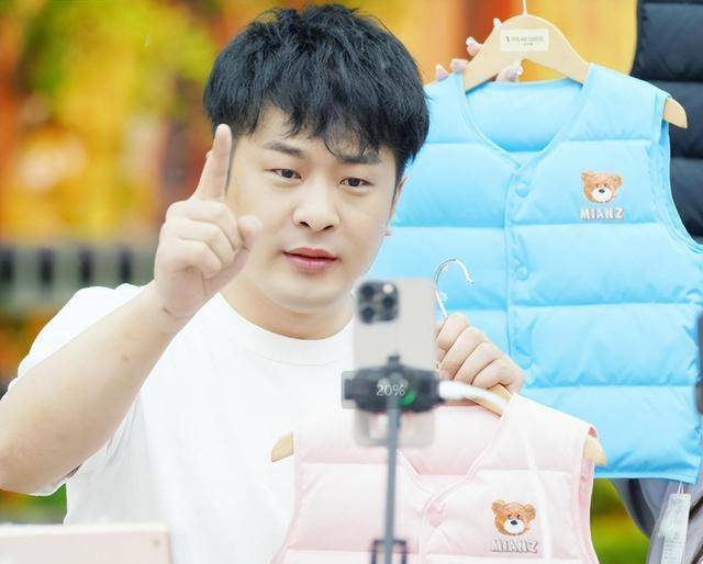 二鹿在直播间否认了"约定",并直言自己和辛巴的身份截然不同,不好意思