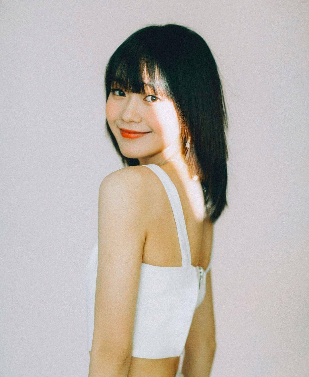 瘦下来的段奥娟又是引起了观众们的一波热议,穿着白色短款无袖上衣